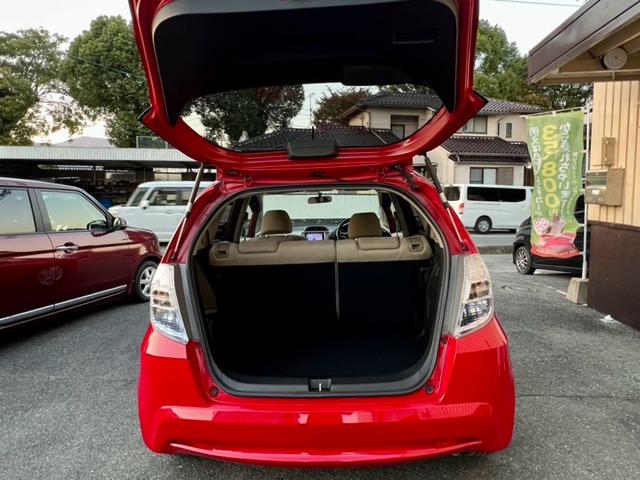 フィットハイブリッド ベースグレード　全国１年保証付　メモリーナビ　フルセグＴＶ　ＥＴＣ　バックカメラ　キーレスエントリー　アイドリングストップ　クルーズコントロール　盗難防止システム　安全衝突ボディ　ＤＶＤ再生　ＣＤ　フルフラット（13枚目）