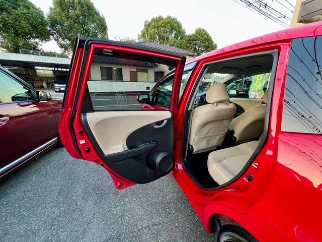 フィットハイブリッド ベースグレード　全国１年保証付　メモリーナビ　フルセグＴＶ　ＥＴＣ　バックカメラ　キーレスエントリー　アイドリングストップ　クルーズコントロール　盗難防止システム　安全衝突ボディ　ＤＶＤ再生　ＣＤ　フルフラット（15枚目）