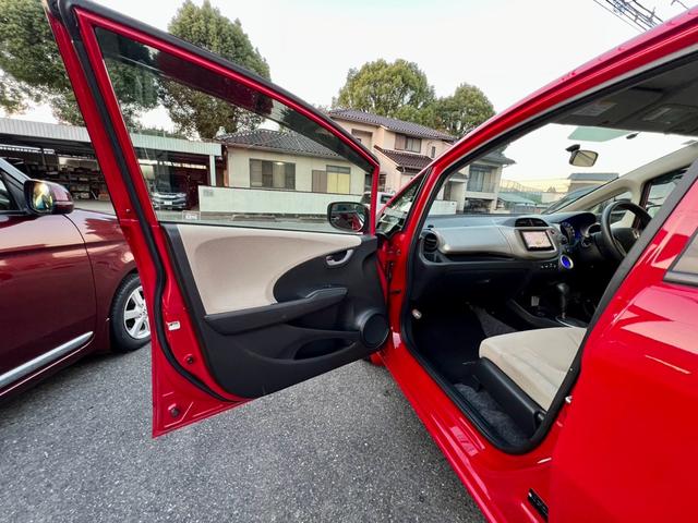 フィットハイブリッド ベースグレード　全国１年保証付　メモリーナビ　フルセグＴＶ　ＥＴＣ　バックカメラ　キーレスエントリー　アイドリングストップ　クルーズコントロール　盗難防止システム　安全衝突ボディ　ＤＶＤ再生　ＣＤ　フルフラット（17枚目）