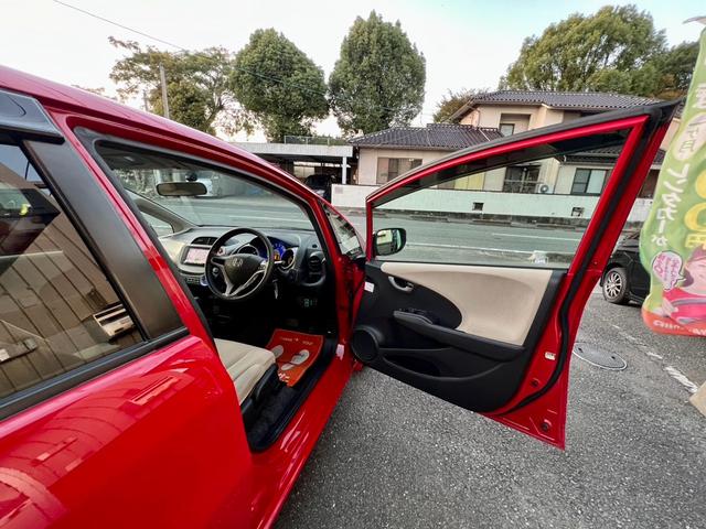 フィットハイブリッド ベースグレード　全国１年保証付　メモリーナビ　フルセグＴＶ　ＥＴＣ　バックカメラ　キーレスエントリー　アイドリングストップ　クルーズコントロール　盗難防止システム　安全衝突ボディ　ＤＶＤ再生　ＣＤ　フルフラット（21枚目）