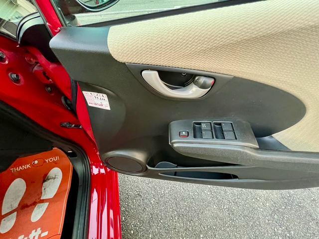 フィットハイブリッド ベースグレード　全国１年保証付　メモリーナビ　フルセグＴＶ　ＥＴＣ　バックカメラ　キーレスエントリー　アイドリングストップ　クルーズコントロール　盗難防止システム　安全衝突ボディ　ＤＶＤ再生　ＣＤ　フルフラット（22枚目）