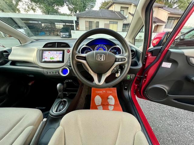 フィットハイブリッド ベースグレード　全国１年保証付　メモリーナビ　フルセグＴＶ　ＥＴＣ　バックカメラ　キーレスエントリー　アイドリングストップ　クルーズコントロール　盗難防止システム　安全衝突ボディ　ＤＶＤ再生　ＣＤ　フルフラット（23枚目）