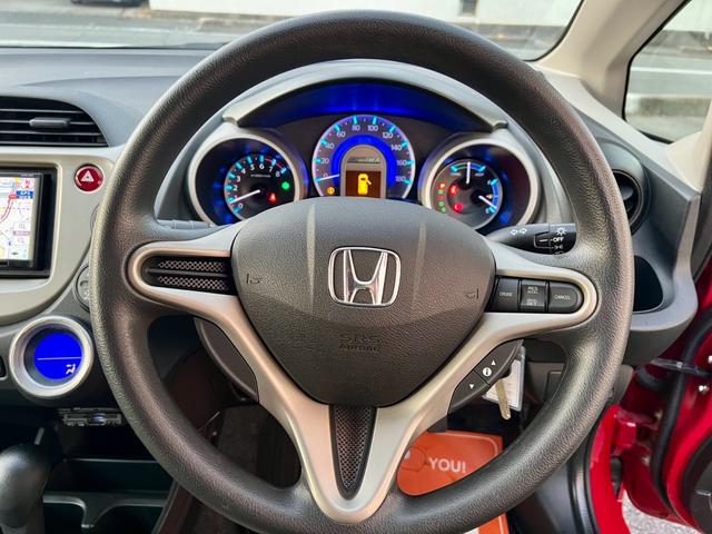 フィットハイブリッド ベースグレード　全国１年保証付　メモリーナビ　フルセグＴＶ　ＥＴＣ　バックカメラ　キーレスエントリー　アイドリングストップ　クルーズコントロール　盗難防止システム　安全衝突ボディ　ＤＶＤ再生　ＣＤ　フルフラット（24枚目）