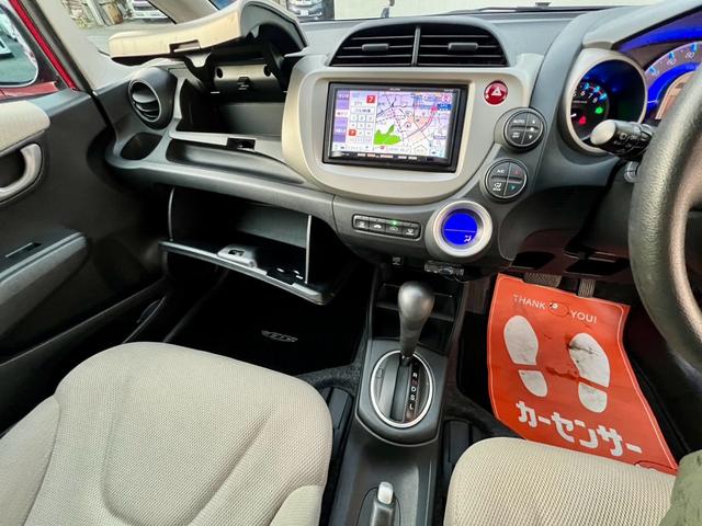 フィットハイブリッド ベースグレード　全国１年保証付　メモリーナビ　フルセグＴＶ　ＥＴＣ　バックカメラ　キーレスエントリー　アイドリングストップ　クルーズコントロール　盗難防止システム　安全衝突ボディ　ＤＶＤ再生　ＣＤ　フルフラット（25枚目）