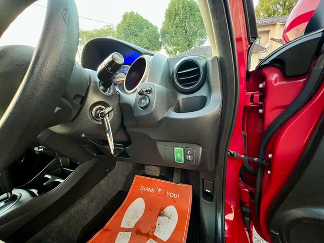 フィットハイブリッド ベースグレード　全国１年保証付　メモリーナビ　フルセグＴＶ　ＥＴＣ　バックカメラ　キーレスエントリー　アイドリングストップ　クルーズコントロール　盗難防止システム　安全衝突ボディ　ＤＶＤ再生　ＣＤ　フルフラット（26枚目）