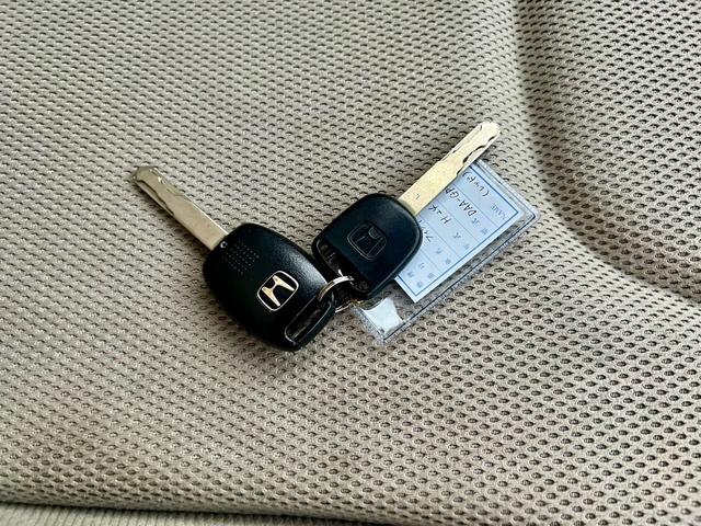 フィットハイブリッド ベースグレード　全国１年保証付　メモリーナビ　フルセグＴＶ　ＥＴＣ　バックカメラ　キーレスエントリー　アイドリングストップ　クルーズコントロール　盗難防止システム　安全衝突ボディ　ＤＶＤ再生　ＣＤ　フルフラット（30枚目）