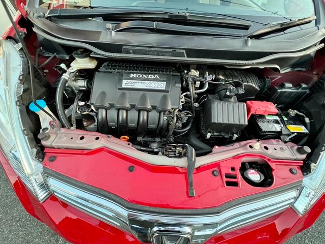 フィットハイブリッド ベースグレード　全国１年保証付　メモリーナビ　フルセグＴＶ　ＥＴＣ　バックカメラ　キーレスエントリー　アイドリングストップ　クルーズコントロール　盗難防止システム　安全衝突ボディ　ＤＶＤ再生　ＣＤ　フルフラット（33枚目）