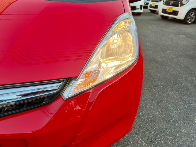 フィットハイブリッド ベースグレード　全国１年保証付　メモリーナビ　フルセグＴＶ　ＥＴＣ　バックカメラ　キーレスエントリー　アイドリングストップ　クルーズコントロール　盗難防止システム　安全衝突ボディ　ＤＶＤ再生　ＣＤ　フルフラット（34枚目）