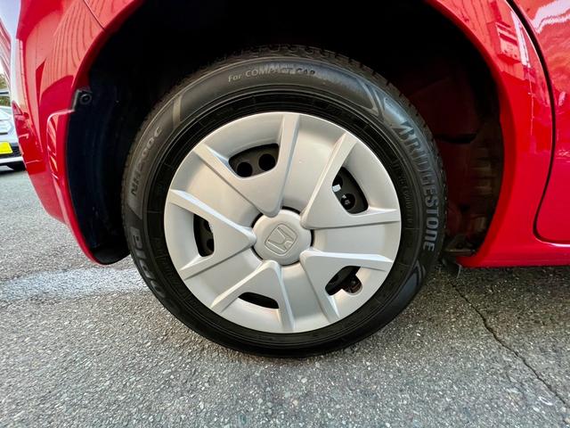 フィットハイブリッド ベースグレード　全国１年保証付　メモリーナビ　フルセグＴＶ　ＥＴＣ　バックカメラ　キーレスエントリー　アイドリングストップ　クルーズコントロール　盗難防止システム　安全衝突ボディ　ＤＶＤ再生　ＣＤ　フルフラット（39枚目）