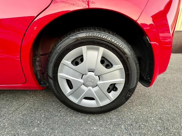 フィットハイブリッド ベースグレード　全国１年保証付　メモリーナビ　フルセグＴＶ　ＥＴＣ　バックカメラ　キーレスエントリー　アイドリングストップ　クルーズコントロール　盗難防止システム　安全衝突ボディ　ＤＶＤ再生　ＣＤ　フルフラット（41枚目）