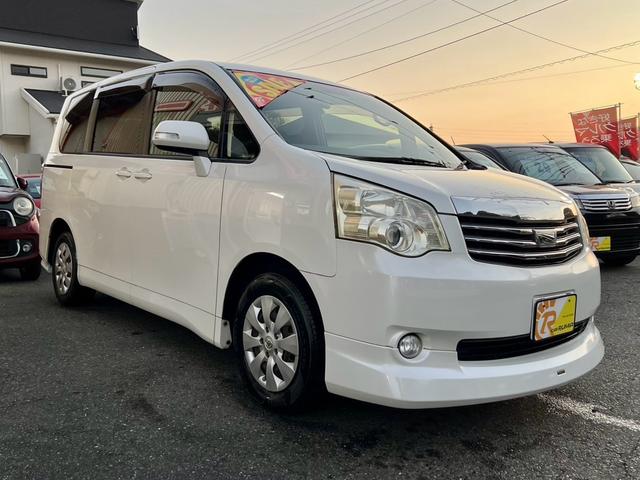 ノア Ｘ　Ｌセレクション　メモリーナビ　フルセグＴＶ　バックカメラ　ＥＴＣ　左側電動スライドドア　ダブルエアコン　ＨＩＤ　電動格納ミラー　安全衝突ボディ　キーレスエントリー　３列シート（3枚目）