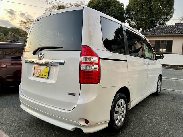 ノア Ｘ　Ｌセレクション　メモリーナビ　フルセグＴＶ　バックカメラ　ＥＴＣ　左側電動スライドドア　ダブルエアコン　ＨＩＤ　電動格納ミラー　安全衝突ボディ　キーレスエントリー　３列シート（6枚目）