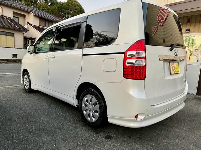 ノア Ｘ　Ｌセレクション　メモリーナビ　フルセグＴＶ　バックカメラ　ＥＴＣ　左側電動スライドドア　ダブルエアコン　ＨＩＤ　電動格納ミラー　安全衝突ボディ　キーレスエントリー　３列シート（8枚目）