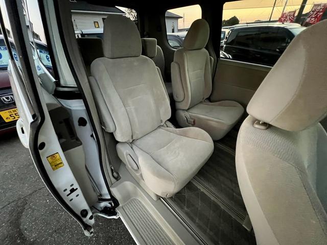 ノア Ｘ　Ｌセレクション　メモリーナビ　フルセグＴＶ　バックカメラ　ＥＴＣ　左側電動スライドドア　ダブルエアコン　ＨＩＤ　電動格納ミラー　安全衝突ボディ　キーレスエントリー　３列シート（12枚目）