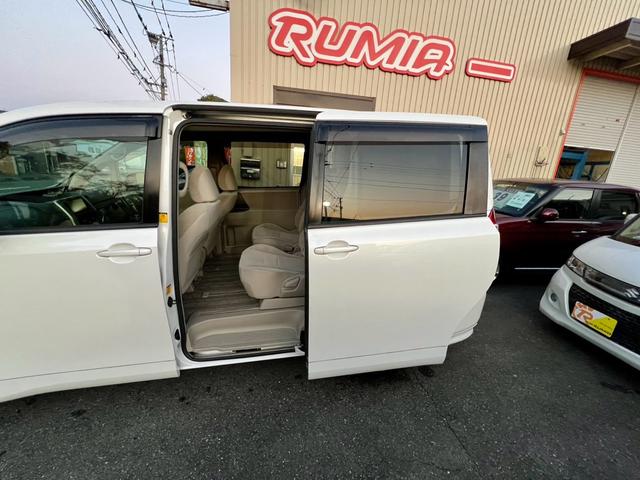 ノア Ｘ　Ｌセレクション　メモリーナビ　フルセグＴＶ　バックカメラ　ＥＴＣ　左側電動スライドドア　ダブルエアコン　ＨＩＤ　電動格納ミラー　安全衝突ボディ　キーレスエントリー　３列シート（18枚目）