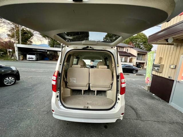 ノア Ｘ　Ｌセレクション　メモリーナビ　フルセグＴＶ　バックカメラ　ＥＴＣ　左側電動スライドドア　ダブルエアコン　ＨＩＤ　電動格納ミラー　安全衝突ボディ　キーレスエントリー　３列シート（19枚目）