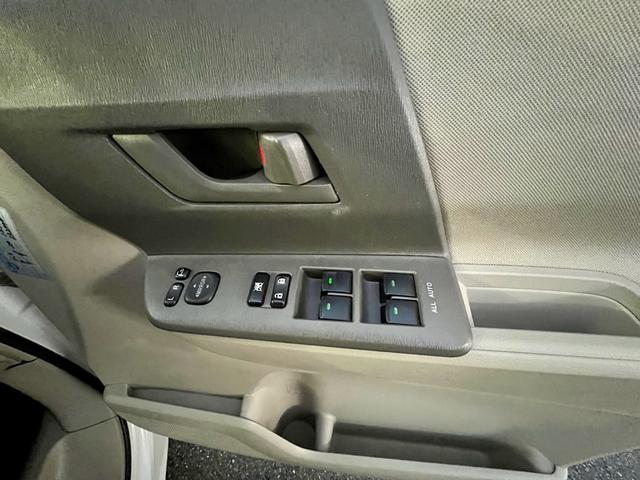 ノア Ｘ　Ｌセレクション　メモリーナビ　フルセグＴＶ　バックカメラ　ＥＴＣ　左側電動スライドドア　ダブルエアコン　ＨＩＤ　電動格納ミラー　安全衝突ボディ　キーレスエントリー　３列シート（24枚目）