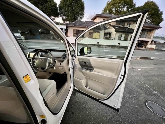 ノア Ｘ　Ｌセレクション　メモリーナビ　フルセグＴＶ　バックカメラ　ＥＴＣ　左側電動スライドドア　ダブルエアコン　ＨＩＤ　電動格納ミラー　安全衝突ボディ　キーレスエントリー　３列シート（25枚目）