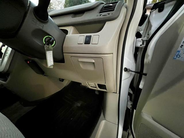 ノア Ｘ　Ｌセレクション　メモリーナビ　フルセグＴＶ　バックカメラ　ＥＴＣ　左側電動スライドドア　ダブルエアコン　ＨＩＤ　電動格納ミラー　安全衝突ボディ　キーレスエントリー　３列シート（27枚目）