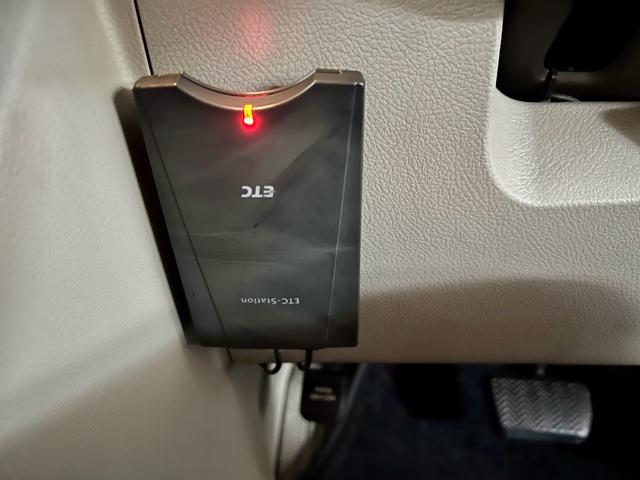 ノア Ｘ　Ｌセレクション　メモリーナビ　フルセグＴＶ　バックカメラ　ＥＴＣ　左側電動スライドドア　ダブルエアコン　ＨＩＤ　電動格納ミラー　安全衝突ボディ　キーレスエントリー　３列シート（31枚目）