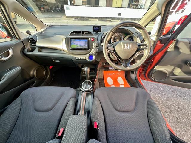 フィットハイブリッド ＲＳ　ファインスタイル　全国１年保証付　メモリーナビ　フルセグＴＶ　バックカメラ　ドライブレコーダー　　クルーズコントロール　盗難防止システム　安全衝突ボディ　アイドリングストップ　ＨＩＤ（10枚目）