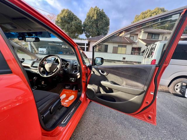 フィットハイブリッド ＲＳ　ファインスタイル　全国１年保証付　メモリーナビ　フルセグＴＶ　バックカメラ　ドライブレコーダー　　クルーズコントロール　盗難防止システム　安全衝突ボディ　アイドリングストップ　ＨＩＤ（11枚目）