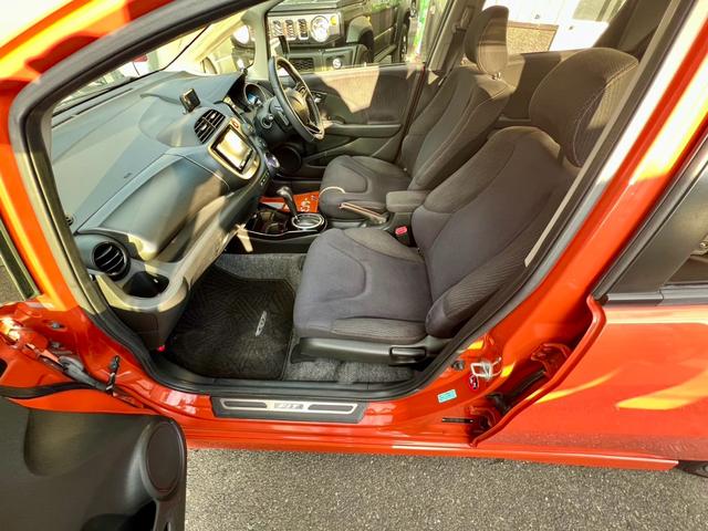 フィットハイブリッド ＲＳ　ファインスタイル　全国１年保証付　メモリーナビ　フルセグＴＶ　バックカメラ　ドライブレコーダー　　クルーズコントロール　盗難防止システム　安全衝突ボディ　アイドリングストップ　ＨＩＤ（24枚目）