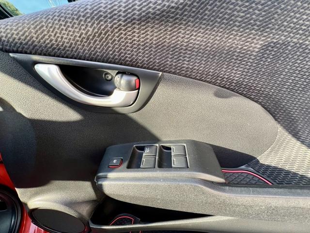 フィットハイブリッド ＲＳ　ファインスタイル　全国１年保証付　メモリーナビ　フルセグＴＶ　バックカメラ　ドライブレコーダー　　クルーズコントロール　盗難防止システム　安全衝突ボディ　アイドリングストップ　ＨＩＤ（31枚目）