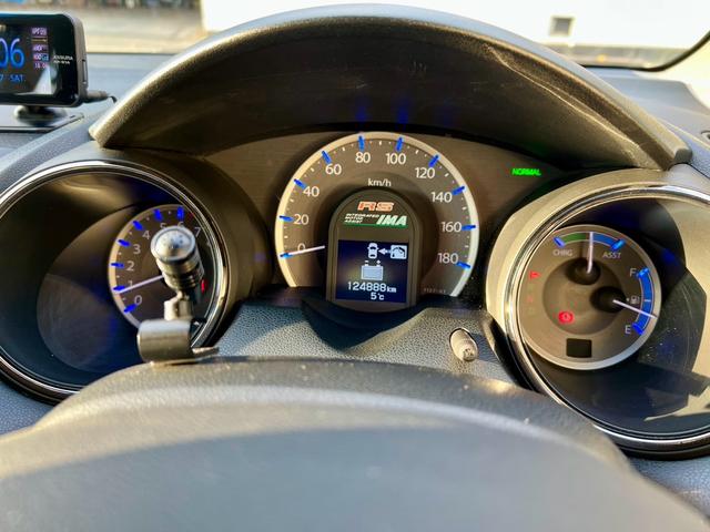 フィットハイブリッド ＲＳ　ファインスタイル　全国１年保証付　メモリーナビ　フルセグＴＶ　バックカメラ　ドライブレコーダー　　クルーズコントロール　盗難防止システム　安全衝突ボディ　アイドリングストップ　ＨＩＤ（32枚目）