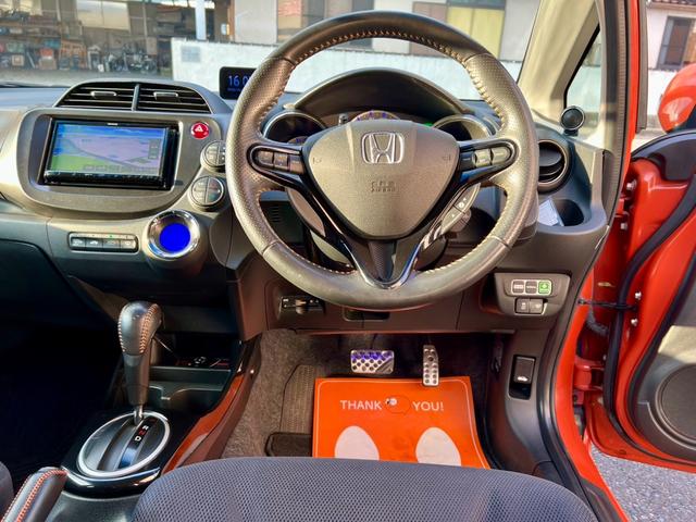 フィットハイブリッド ＲＳ　ファインスタイル　全国１年保証付　メモリーナビ　フルセグＴＶ　バックカメラ　ドライブレコーダー　　クルーズコントロール　盗難防止システム　安全衝突ボディ　アイドリングストップ　ＨＩＤ（34枚目）