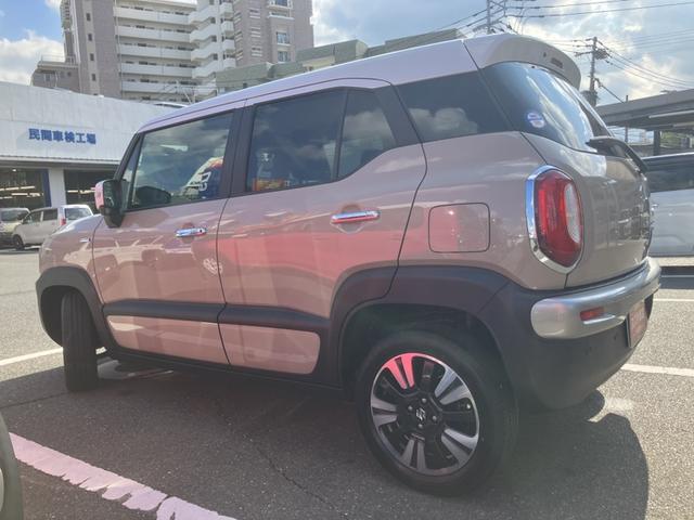 左斜め後ろからの特徴的なフォルム。狭い路地裏でも運転しやすそうな小回りが利くコンパクトボディ♪