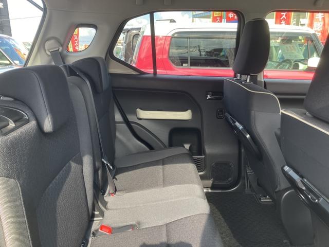 リヤシートも全車消毒済み。足元も広々。ドアには小物を収納できる便利な【リヤポケット】付。
