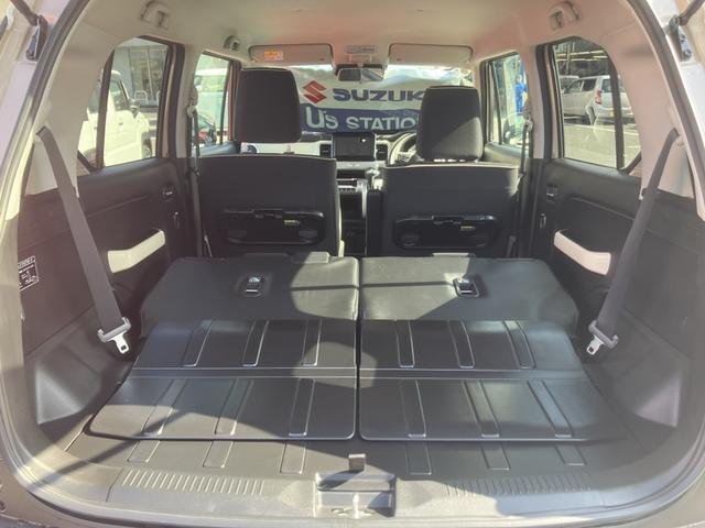 リヤシートも全車消毒済み。シートを倒すと広々ラゲッジフロアに！汚れなど拭き取りやすい素材で快適アウトドアをサポート！