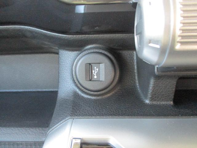 �X�}�[�g�t�H����g�ѓd�b�ƒ��ڃP�[�u���Őڑ����ď[�d���ł���y�t�r�a�\�P�b�g�z���C���p�l�ɔz�u�B