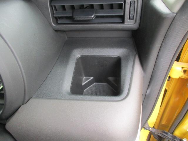 �^�]�Ȃ̑O�ɂ͌g�ѓd�b�Ȃǂ̏��������[�ł���y�C���p�l�h�����N�z���_�[�z������܂�