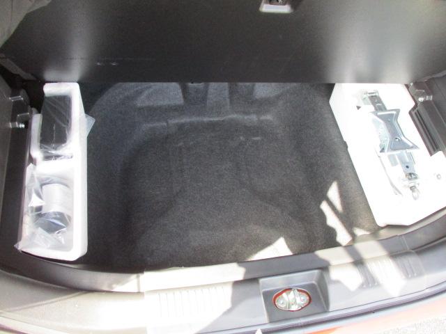 ���Q�b�W�{�[�h�̉��ɂ́y�T�u�g�����N�z���B���[�̂ق��A�{�[�h���O�������̂��镨���^�Ԃ��Ƃ��ł��܂��B