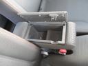 運転席と助手席の間に財布や携帯などちょっとした小物をおける収納スペースがあります。