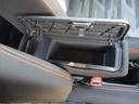 運転席と助手席の間には小物だけでなく箱ティッシュも置けるのがうれしい収納があります