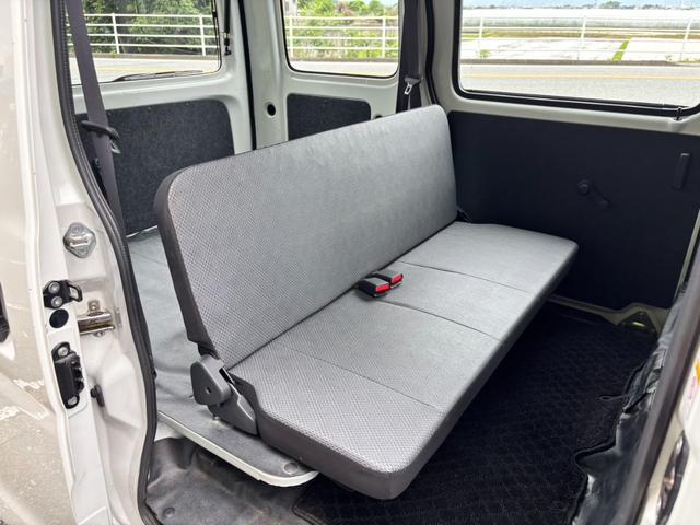 ハイゼットカーゴ スペシャルＳＡＩＩＩ　４ＷＤ　衝突軽減ブレーキ／　新車保証書　コーナーセンサー　レーン逸脱警報　ＥＴＣ　ハイルーフ　ＬＥＤヘッドライト　オートハイビーム　ドアバイザー　集中ドアロック　頭上荷物入れ　光軸調整ライト　アイドリングストップ　ＡＢＳ（17枚目）