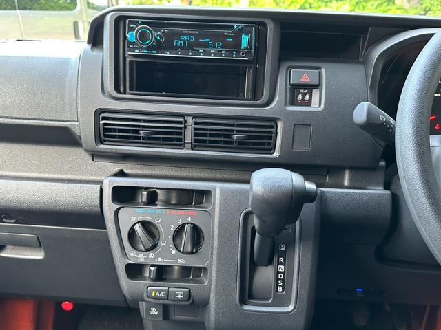 ハイゼットカーゴ ＤＸ　衝突軽減ブレーキ　コーナーセンサー　ＥＴＣ　レーン逸脱警報　ドラレコ　ＬＥＤヘッドライト　ＬＥＤフォグ　オートライト　オートハイビーム　スマートキー　電格ミラー　ドアバイザー　頭上荷物入れ　アイドリングストップ　ＣＤ　フルフラットシート（3枚目）