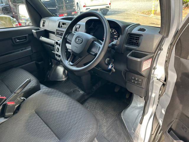 ハイゼットカーゴ ＤＸ　衝突軽減ブレーキ　コーナーセンサー　Ｐ／Ｗ　レーン逸脱警報　アイドリングストップ　オートライト　オートハイビーム　キーレス　ゴムマット　ハイルーフ　頭上荷物入れ　光軸調整ライト　フルフラットシート　ベンチシート　ＡＢＳ　横滑り防止装置（2枚目）