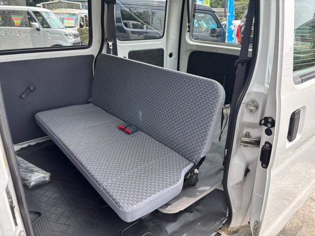 ハイゼットカーゴ スペシャル　４ＷＤ　集中ドアロック　４人乗　パワステ　ラジオ　ハイルーフ　ドアバイザー　フルフラットシート　ベンチシート　光軸調整ライト　取説　エアバック　エアコン（18枚目）