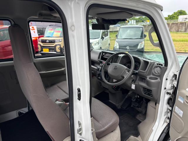ＮＶ１００クリッパーバン ＤＸ　セーフティパッケージ　衝突軽減ブレーキ　／前後ドラレコ　記録簿　コーナーセンサー　レーン逸脱警報　オートライト　オートハイビーム　オートギアシフト　ハイルーフ　ＥＴＣ　頭上荷物入れ　キーレス　光軸調整ライト　ドアバイザー　２ｎｄ発進　フルフラットシート（13枚目）