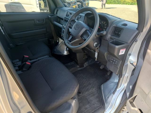 ハイゼットカーゴ ＤＸ　衝突軽減ブレーキ／コーナーセンサー　新車保証書　Ｐ／Ｗ　キーレス　レーン逸脱警報　オートハイビーム　ドアバイザー　ハイルーフ　４人乗　オーバーヘッドコンソール　ゴムマット　アイドリングストップ　パワステ　オートライト　フルフラットシート　集中ドアロック（12枚目）