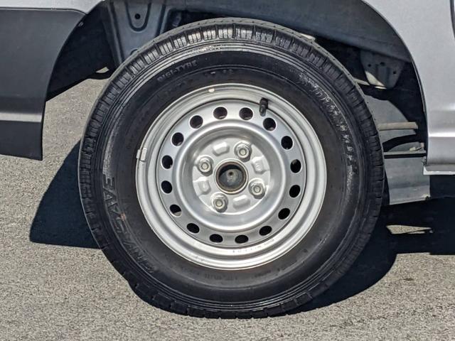 ハイゼットカーゴ ＤＸ　衝突軽減ブレーキ　コーナーセンサー　レーン逸脱警報　キーレス　集中ドアロック　４人乗　フルフラットシート　盗難防止装置　横滑り防止装置　パワーウィンドウ　アイドリングストップ　オートライト　オートハイビーム　光軸調整ライト　集中ドアロック（32枚目）