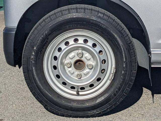 ハイゼットカーゴ ＤＸ　衝突軽減ブレーキ　コーナーセンサー　レーン逸脱警報　キーレス　集中ドアロック　４人乗　フルフラットシート　盗難防止装置　横滑り防止装置　パワーウィンドウ　アイドリングストップ　オートライト　オートハイビーム　光軸調整ライト　集中ドアロック（33枚目）