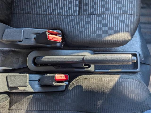 ハイゼットカーゴ ＤＸ　衝突軽減ブレーキ　コーナーセンサー　レーン逸脱警報　キーレス　集中ドアロック　４人乗　フルフラットシート　盗難防止装置　横滑り防止装置　パワーウィンドウ　アイドリングストップ　オートライト　オートハイビーム　光軸調整ライト　集中ドアロック（44枚目）