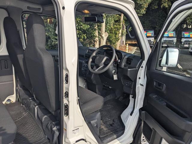 ハイゼットカーゴ ＤＸ　ハイルーフ　衝突軽減ブレーキ　コーナーセンサー　キーレス　ＥＴＣ　レーン逸脱警報　アイドリングストップ　オーバーヘッドコンソール　パワーウィンドウ　オートハイビーム　ラジオ　オートライト　フルフラットシート　集中ドアロック　盗難防止装置（12枚目）