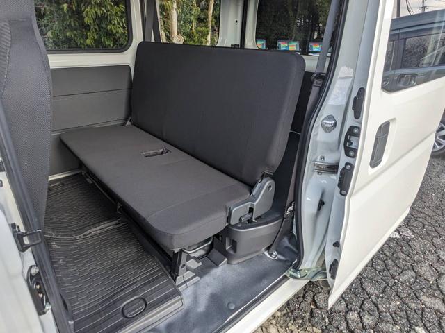 ハイゼットカーゴ ＤＸ　ハイルーフ　衝突軽減ブレーキ　コーナーセンサー　キーレス　ＥＴＣ　レーン逸脱警報　アイドリングストップ　オーバーヘッドコンソール　パワーウィンドウ　オートハイビーム　ラジオ　オートライト　フルフラットシート　集中ドアロック　盗難防止装置（17枚目）