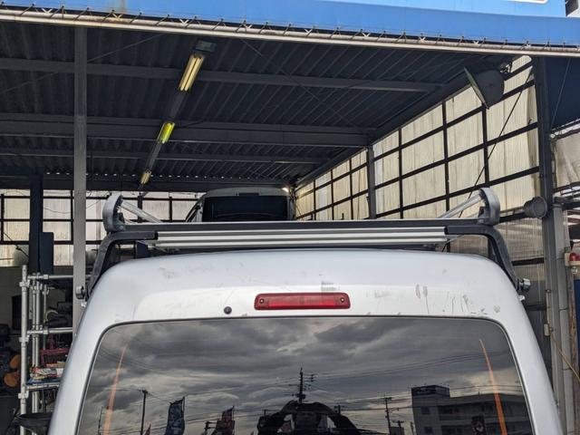 ハイゼットカーゴ スペシャルＳＡＩＩＩ　ハイルーフ　衝突軽減ブレーキ　コーナーセンサー　レーン逸脱警報　パワーウィンドウ　社外１２ＡＷ　集中ドアロック　４人乗　アイドリングストップ　ＣＤオーディオ　ドアバイザー　光軸調整ライト　フルフラットシート　ルーフキャリア（21枚目）